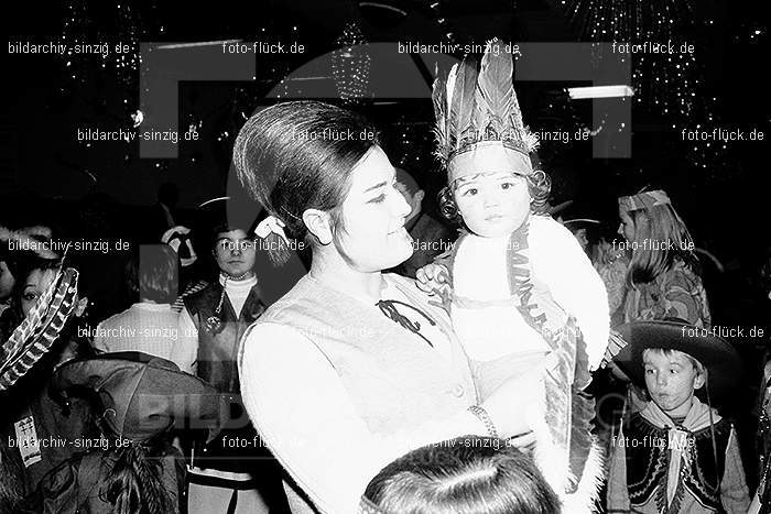 1971/1970 TV-08 Kinderball im Helenensaal Sinzig: TVKNHLSN-014718