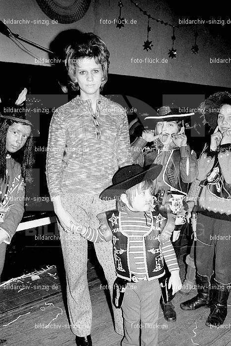 1971/1970 TV-08 Kinderball im Helenensaal Sinzig: TVKNHLSN-014726