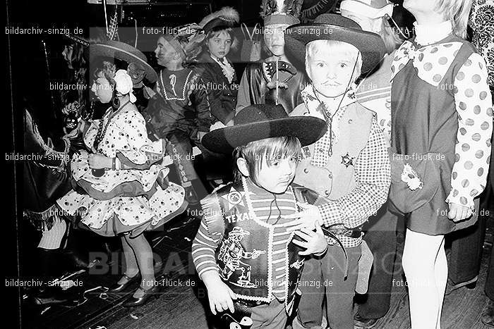 1971/1970 TV-08 Kinderball im Helenensaal Sinzig: TVKNHLSN-014727