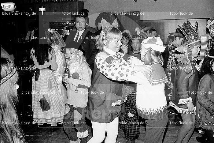 1971/1970 TV-08 Kinderball im Helenensaal Sinzig: TVKNHLSN-014731