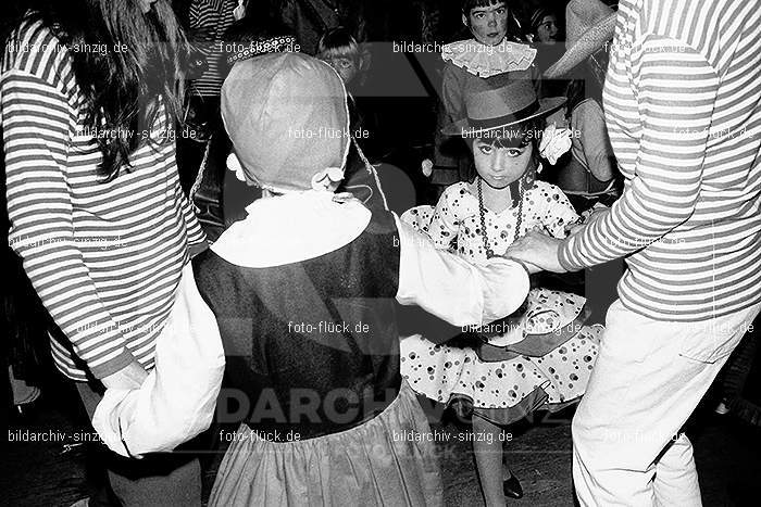 1971/1970 TV-08 Kinderball im Helenensaal Sinzig: TVKNHLSN-014733