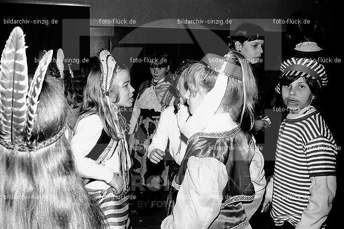 1971/1970 TV-08 Kinderball im Helenensaal Sinzig: TVKNHLSN-014734