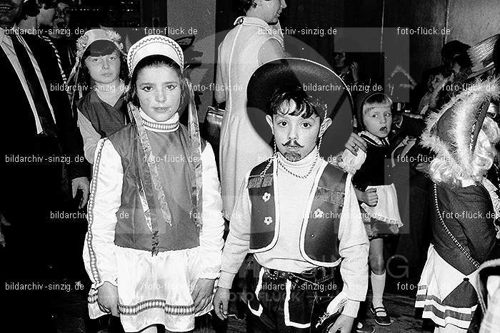 1971/1970 TV-08 Kinderball im Helenensaal Sinzig: TVKNHLSN-014737