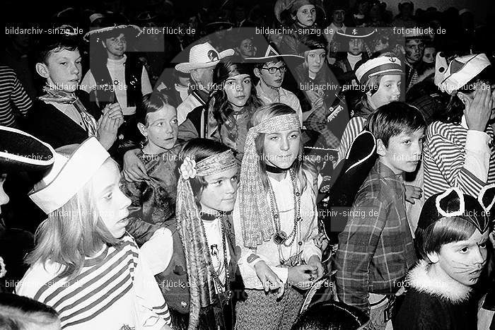 1971/1970 TV-08 Kinderball im Helenensaal Sinzig: TVKNHLSN-014741