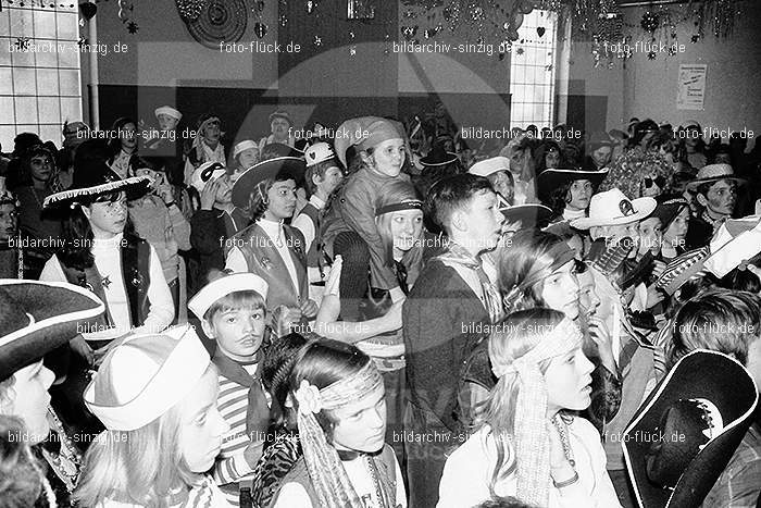 1971/1970 TV-08 Kinderball im Helenensaal Sinzig: TVKNHLSN-014743