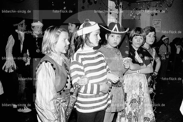 1971/1970 TV-08 Kinderball im Helenensaal Sinzig: TVKNHLSN-014747