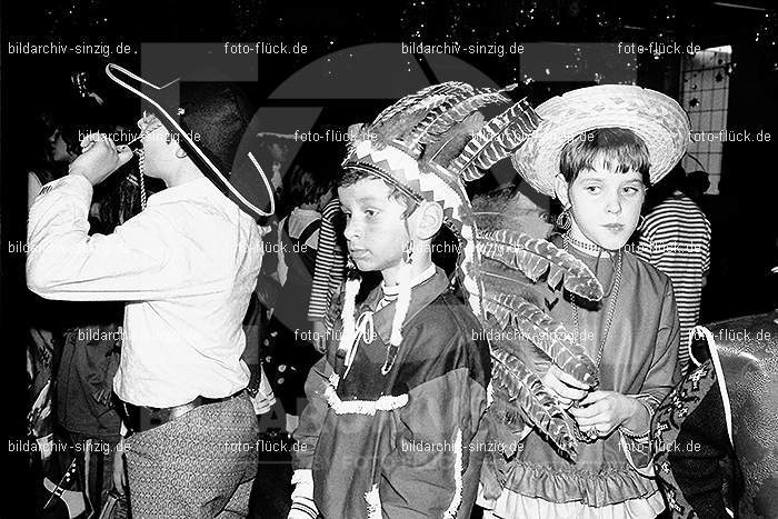 1971/1970 TV-08 Kinderball im Helenensaal Sinzig: TVKNHLSN-014750