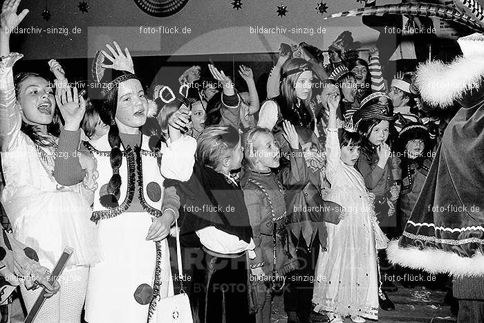 1971/1970 TV-08 Kinderball im Helenensaal Sinzig: TVKNHLSN-014752