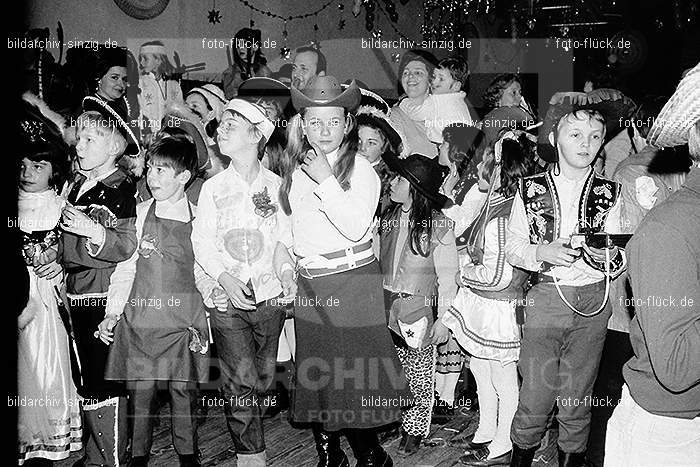 1971/1970 TV-08 Kinderball im Helenensaal Sinzig: TVKNHLSN-014753