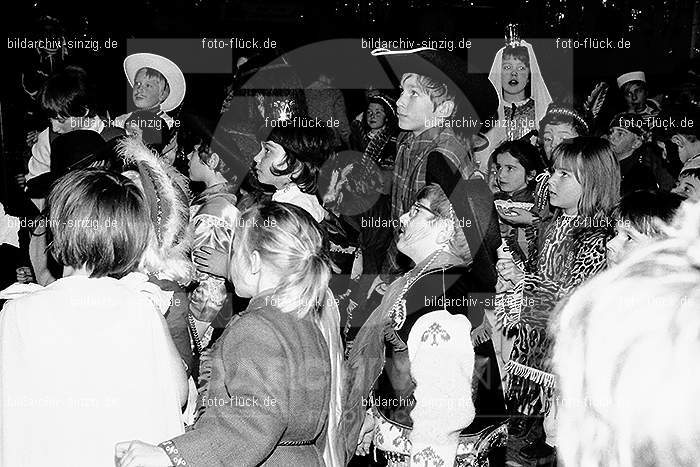 1971/1970 TV-08 Kinderball im Helenensaal Sinzig: TVKNHLSN-014755