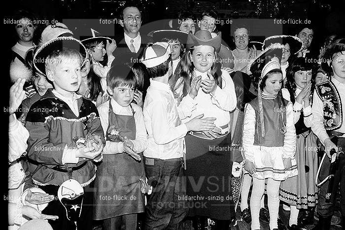 1971/1970 TV-08 Kinderball im Helenensaal Sinzig: TVKNHLSN-014759