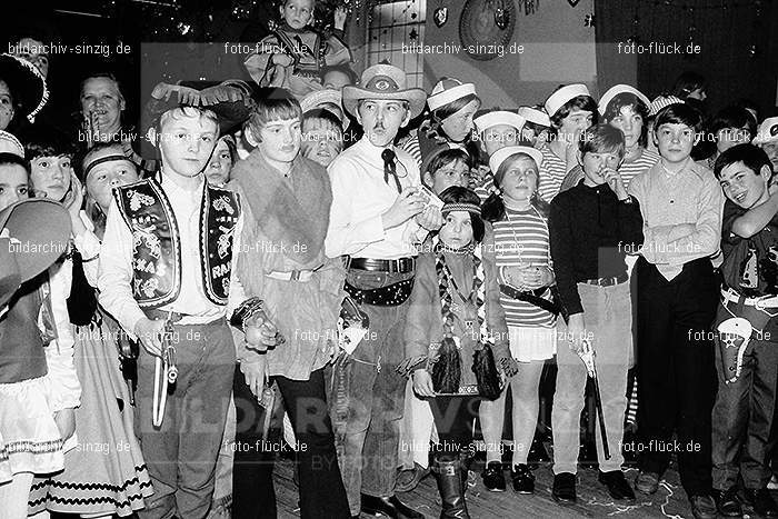 1971/1970 TV-08 Kinderball im Helenensaal Sinzig: TVKNHLSN-014760