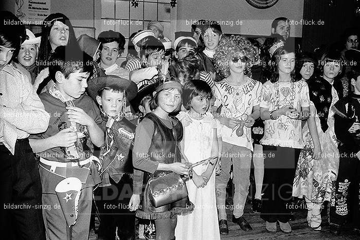 1971/1970 TV-08 Kinderball im Helenensaal Sinzig: TVKNHLSN-014761