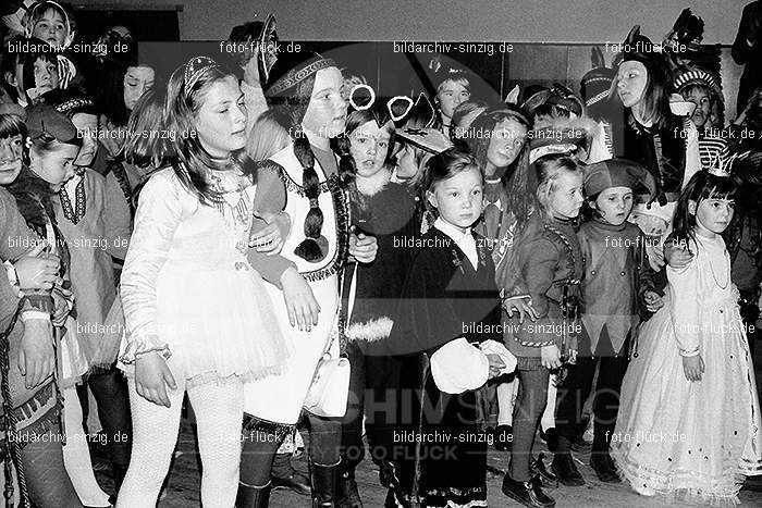 1971/1970 TV-08 Kinderball im Helenensaal Sinzig: TVKNHLSN-014763