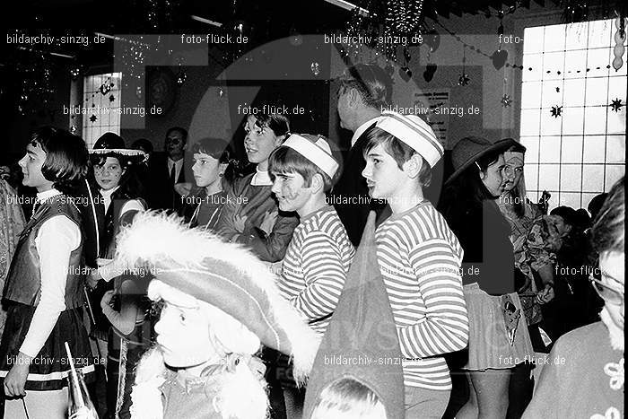 1971/1970 TV-08 Kinderball im Helenensaal Sinzig: TVKNHLSN-014781