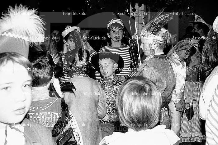 1971/1970 TV-08 Kinderball im Helenensaal Sinzig: TVKNHLSN-014783