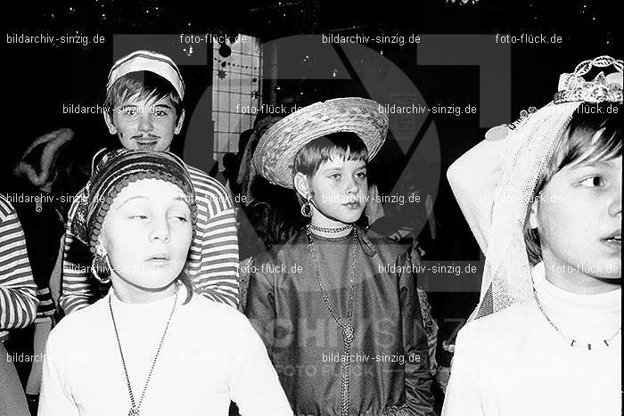 1971/1970 TV-08 Kinderball im Helenensaal Sinzig: TVKNHLSN-014787