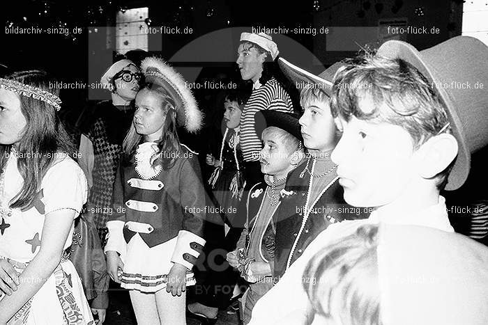 1971/1970 TV-08 Kinderball im Helenensaal Sinzig: TVKNHLSN-014790