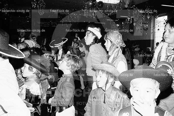 1971/1970 TV-08 Kinderball im Helenensaal Sinzig: TVKNHLSN-014791