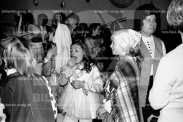 1971/1970 TV-08 Kinderball im Helenensaal Sinzig: TVKNHLSN-014794