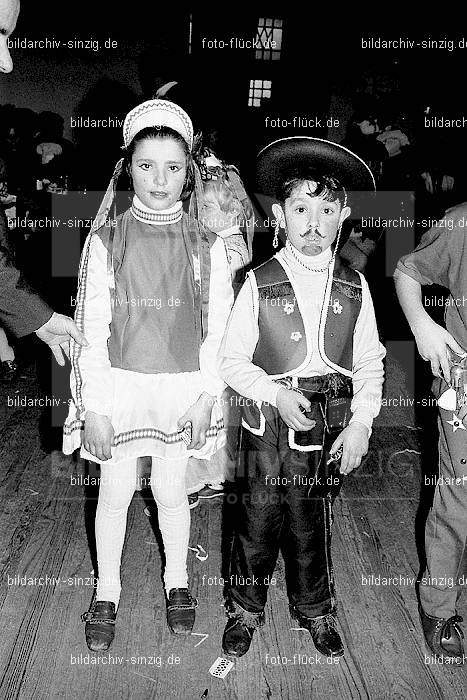 1971/1970 TV-08 Kinderball im Helenensaal Sinzig: TVKNHLSN-014796