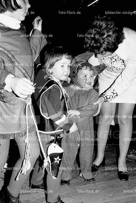 1971/1970 TV-08 Kinderball im Helenensaal Sinzig: TVKNHLSN-014805