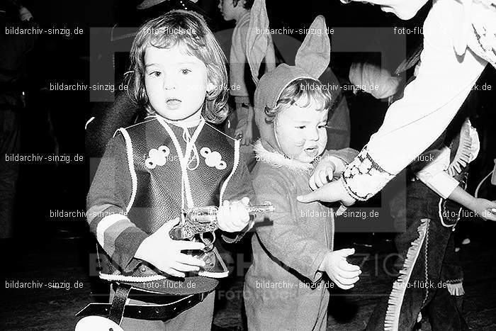 1971/1970 TV-08 Kinderball im Helenensaal Sinzig: TVKNHLSN-014806