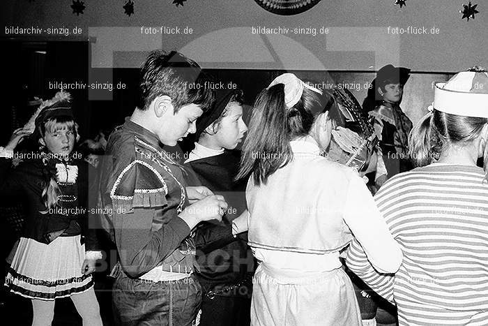 1971/1970 TV-08 Kinderball im Helenensaal Sinzig: TVKNHLSN-014809