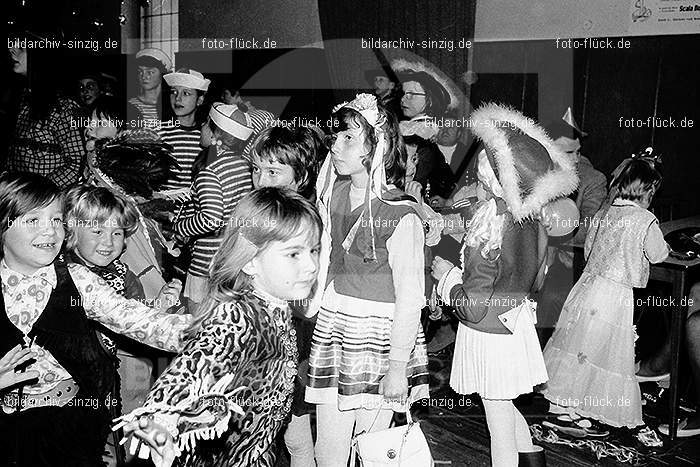 1971/1970 TV-08 Kinderball im Helenensaal Sinzig: TVKNHLSN-014810