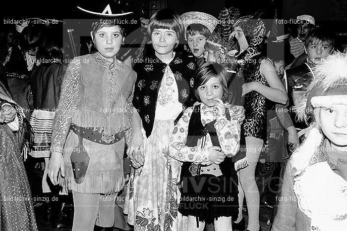 1971/1970 TV-08 Kinderball im Helenensaal Sinzig: TVKNHLSN-014828