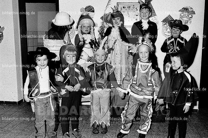 1971/1970 Karneval im Kath. Kindergarten St. Peter Sinzig: KRKTKNSTPTSN-014833