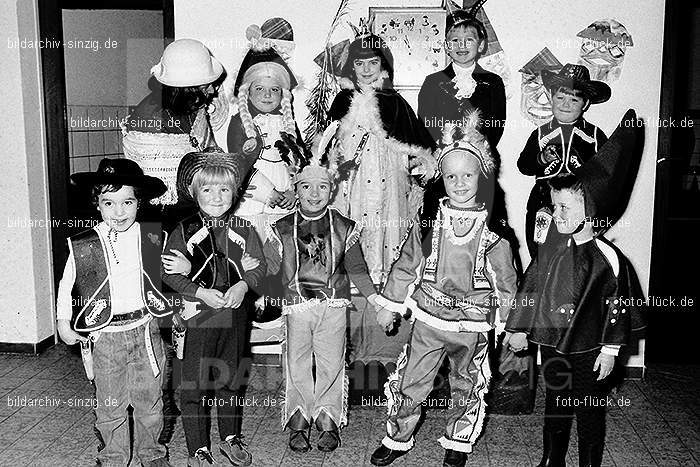 1971/1970 Karneval im Kath. Kindergarten St. Peter Sinzig: KRKTKNSTPTSN-014835