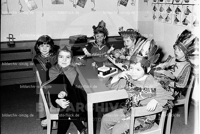 1971/1970 Karneval im Kath. Kindergarten St. Peter Sinzig: KRKTKNSTPTSN-014836