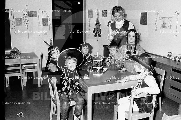 1971/1970 Karneval im Kath. Kindergarten St. Peter Sinzig: KRKTKNSTPTSN-014837