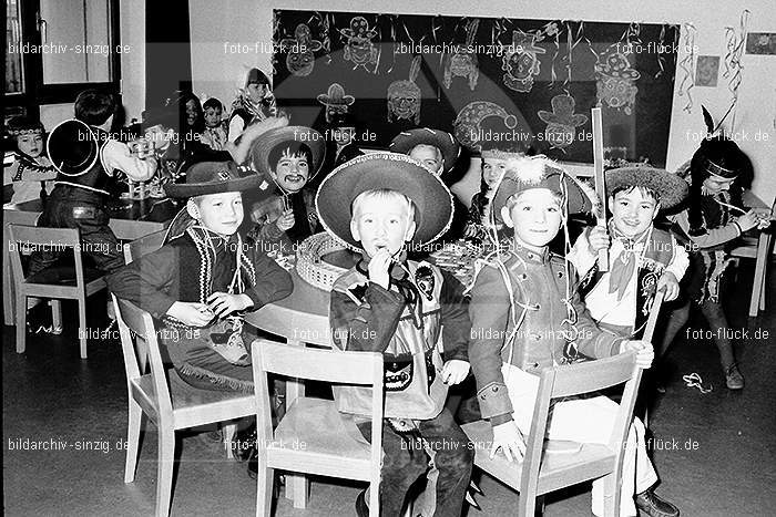1971/1970 Karneval im Kath. Kindergarten St. Peter Sinzig: KRKTKNSTPTSN-014838