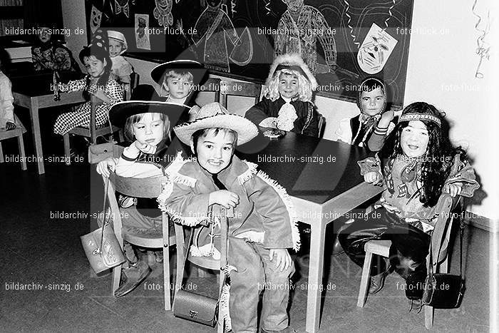 1971/1970 Karneval im Kath. Kindergarten St. Peter Sinzig: KRKTKNSTPTSN-014839