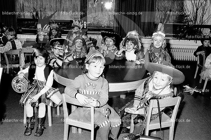 1971/1970 Karneval im Kath. Kindergarten St. Peter Sinzig: KRKTKNSTPTSN-014840