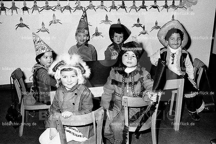 1971/1970 Karneval im Kath. Kindergarten St. Peter Sinzig: KRKTKNSTPTSN-014841