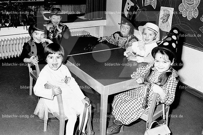 1971/1970 Karneval im Kath. Kindergarten St. Peter Sinzig: KRKTKNSTPTSN-014842