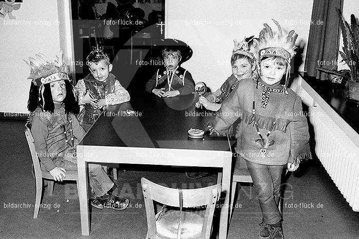 1971/1970 Karneval im Kath. Kindergarten St. Peter Sinzig: KRKTKNSTPTSN-014843