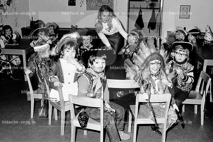 1971/1970 Karneval im Kath. Kindergarten St. Peter Sinzig: KRKTKNSTPTSN-014844