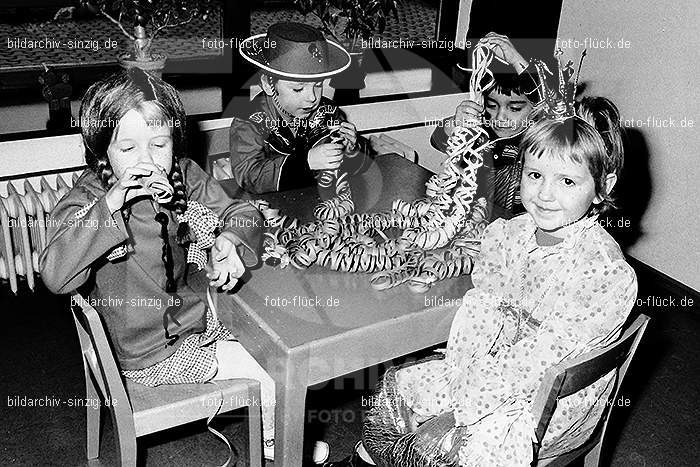 1971/1970 Karneval im Kath. Kindergarten St. Peter Sinzig: KRKTKNSTPTSN-014845