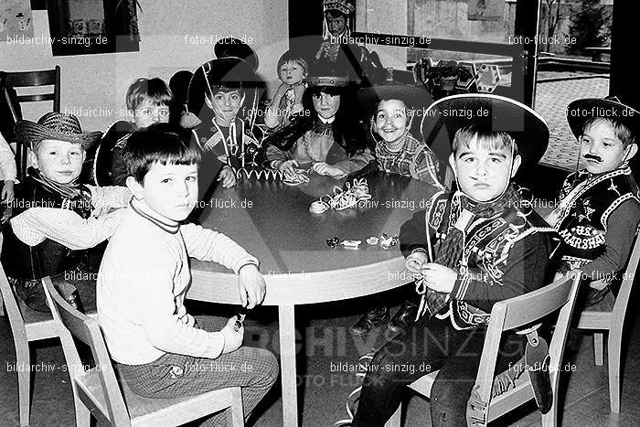1971/1970 Karneval im Kath. Kindergarten St. Peter Sinzig: KRKTKNSTPTSN-014846