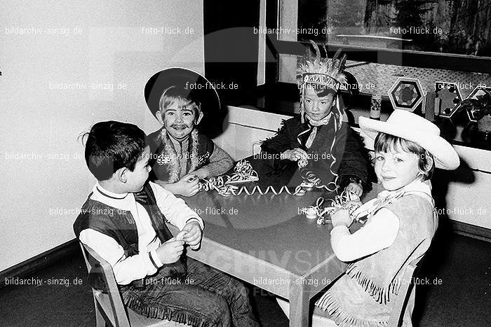 1971/1970 Karneval im Kath. Kindergarten St. Peter Sinzig: KRKTKNSTPTSN-014847