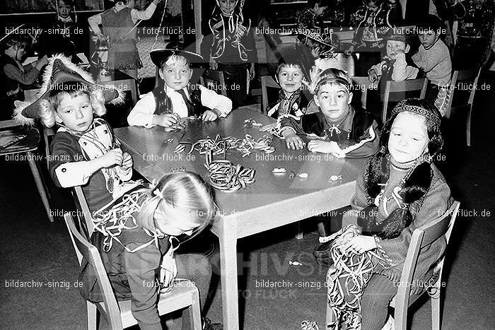 1971/1970 Karneval im Kath. Kindergarten St. Peter Sinzig: KRKTKNSTPTSN-014848