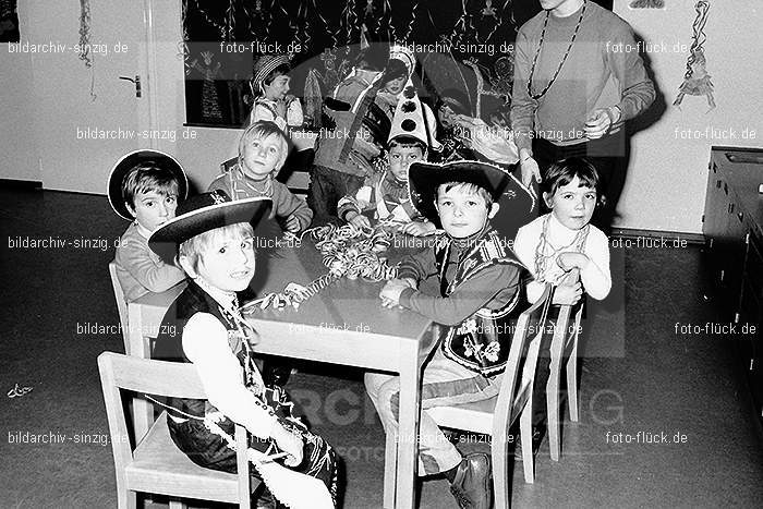 1971/1970 Karneval im Kath. Kindergarten St. Peter Sinzig: KRKTKNSTPTSN-014849