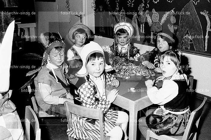 1971/1970 Karneval im Kath. Kindergarten St. Peter Sinzig: KRKTKNSTPTSN-014850