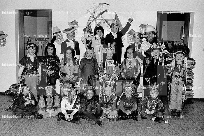 1971/1970 Karneval im Kath. Kindergarten St. Peter Sinzig: KRKTKNSTPTSN-014851