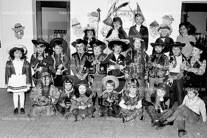 1971/1970 Karneval im Kath. Kindergarten St. Peter Sinzig: KRKTKNSTPTSN-014853