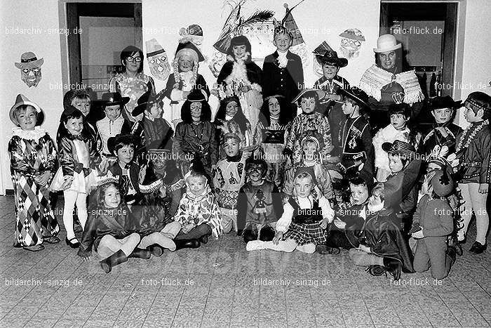 1971/1970 Karneval im Kath. Kindergarten St. Peter Sinzig: KRKTKNSTPTSN-014855